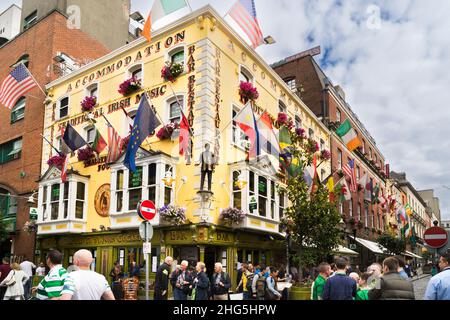 Blick auf den berühmten Oliver St. John Gogarty Pub im Viertel Temple Bar im Zentrum von Dublin. Stockfoto