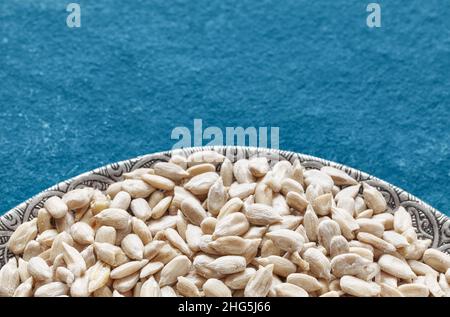 Nahaufnahme von rohen Sonnenblumenkernen, selektiver Fokus, Platz für Text. Stockfoto