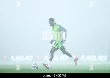 NAILSWORTH, GROSSBRITANNIEN. JAN 18th Udoka Godwin-Malife of Forest Green Rovers im warmen Licht, als der Nebel vor dem Start des Sky Bet League 2-Spiels zwischen Forest Green Rovers und Mansfield Town am Dienstag, dem 18th. Januar 2022, im New Lawn, Nailsworth, zu untergehen beginnt. (Kredit: Kieran Riley | MI Nachrichten) Kredit: MI Nachrichten & Sport /Alamy Live Nachrichten Stockfoto