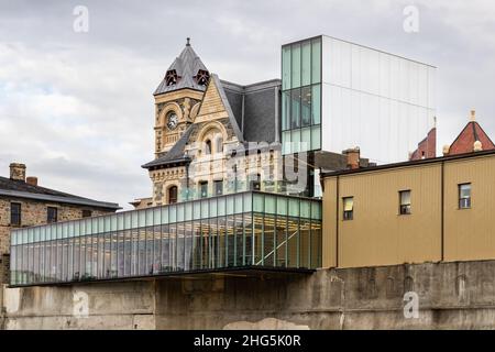 Cambridge, Ontario, Kanada - Oktober 23 2021: Blick auf die Cambridge Digital Library am Grand River. Ehemaliges Postgebäude von galt. Stockfoto