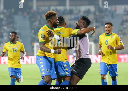 YAOUNDE, KAMERUN - 18. JANUAR: Jim Allevinah von Gabun feiert mit Aaron Boupendza und Donald Nzé nach dem Tor beim 2021. Afrika-Cup der Nationen Gruppe C Spiel zwischen Gabun und Marokko im Stade Ahmadou Ahidjo am 18. Januar 2022 in Yaounde, Kamerun. (Foto von SF) Stockfoto