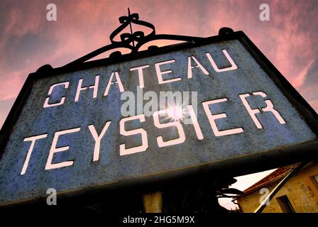 CHATEAU TEYSSIER verwitterte Metallplakette mit Sonneneinbruch, bei rotem Sonnenuntergang außerhalb von Château Teyssier, ein Bordeaux-Weinproduzent aus der Appellation Saint Emilion Grand Cru. Metallschild im Weinberg bei Sonnenuntergang Chateau Teyssier Vigonet Saint Emilion Gironde Frankreich Stockfoto