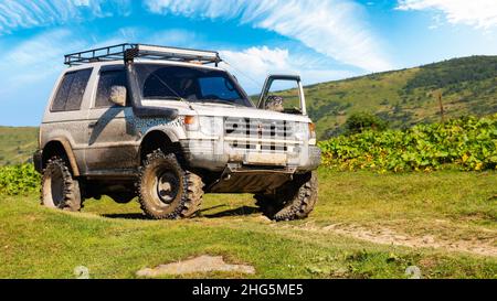 kvasy, ukraine - AUG 22, 2020: Offroad bereit 3 Tür mitsubishi pajero auf dem Hügel. Schmutziges 4x4 Fahrzeug mit Schnorchel und Schlammreifen. Atemberaubende Abenteuer Stockfoto