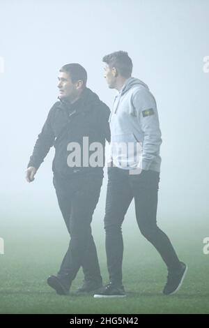 NAILSWORTH, GROSSBRITANNIEN. JAN 18th Mansfield Town Manager, Nigel Clough (links) und Forest Green Rovers Manager, Rob Edwards (rechts), Nach der Entscheidung des Schiedsrichters Carl Brook, den Startschuss wegen starken Nebels vor dem Start des Spiels der Sky Bet League 2 zwischen Forest Green Rovers und Mansfield Town auf dem New Lawn um zehn Minuten zu verzögern, kehren sie in die Umkleidekabinen zurück, Nailsworth am Dienstag, den 18th. Januar 2022. (Kredit: Kieran Riley | MI Nachrichten) Kredit: MI Nachrichten & Sport /Alamy Live Nachrichten Stockfoto