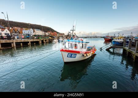 Scarborough Harbour, Scarborough, England. Fischerboot im Vordergrund. Aufgenommen im Januar 16th 2022. Stockfoto