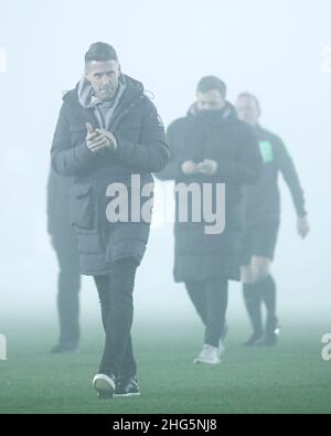 NAILSWORTH, GROSSBRITANNIEN. JAN 18th der Manager von Forest Green Rovers, Rob Edwards, applaudiert den Fans vor dem Start des Sky Bet League 2-Spiels zwischen Forest Green Rovers und Mansfield Town am Dienstag, dem 18th. Januar 2022, im New Lawn, Nailsworth. (Kredit: Kieran Riley | MI Nachrichten) Kredit: MI Nachrichten & Sport /Alamy Live Nachrichten Stockfoto