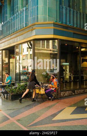 Kellnerin serviert im Cafe im Freien. Los Angeles, Kalifornien, Vereinigte Staaten von Amerika Stockfoto