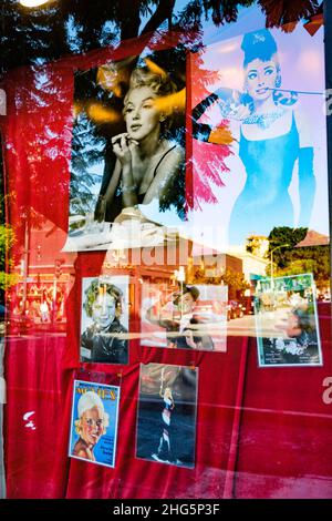 Poster in einem Schaufenster. Hollywood Boulevard, Hollywood, Los Angeles, Kalifornien, USA Stockfoto