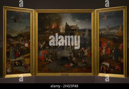 Hieronymus Bosch (1450-1516). Niederländischer Maler. Triptychon der Versuchungen des heiligen Antonius, 1498. Fliege und Fall des heiligen Antonius (links), die Versuchung des heiligen Athony (Mitte) und Kontemplation des heiligen Antonius (rechts). Nationalmuseum für Alte Kunst Lissabon, Portugal. Stockfoto