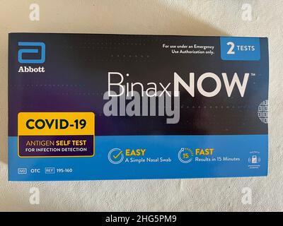 New York, Usa. 18th Januar 2022. Das Abbott BinaxNOW COVID-19 Antigen Selbsttest-Kit wird in New York ausgestellt. Die Biden-Regierung startete am Dienstag, den 18. Januar 2021, ihre Website, auf der die Amerikaner kostenlose COVID-19-Tests zu Hause beantragen können. Die Website COVIDTests.gov, war geplant, um am 19. Januar starten. Präsident Biden kündigte letzte Woche an, dass die Regierung den Auftrag auf 1 Milliarden Tests verdoppeln werde. (Foto von Samuel Rigelhaupt/Sipa USA ) Quelle: SIPA USA/Alamy Live News Stockfoto