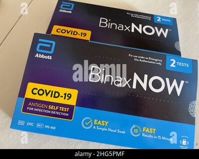 New York, Usa. 18th Januar 2022. Das Abbott BinaxNOW COVID-19 Antigen Selbsttest-Kit wird in New York ausgestellt. Die Biden-Regierung startete am Dienstag, den 18. Januar 2021, ihre Website, auf der die Amerikaner kostenlose COVID-19-Tests zu Hause beantragen können. Die Website COVIDTests.gov, war geplant, um am 19. Januar starten. Präsident Biden kündigte letzte Woche an, dass die Regierung den Auftrag auf 1 Milliarden Tests verdoppeln werde. (Foto von Samuel Rigelhaupt/Sipa USA ) Quelle: SIPA USA/Alamy Live News Stockfoto