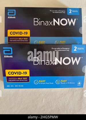 New York, Usa. 18th Januar 2022. Das Abbott BinaxNOW COVID-19 Antigen Selbsttest-Kit wird in New York ausgestellt. Die Biden-Regierung startete am Dienstag, den 18. Januar 2021, ihre Website, auf der die Amerikaner kostenlose COVID-19-Tests zu Hause beantragen können. Die Website COVIDTests.gov, war geplant, um am 19. Januar starten. Präsident Biden kündigte letzte Woche an, dass die Regierung den Auftrag auf 1 Milliarden Tests verdoppeln werde. (Foto von Samuel Rigelhaupt/Sipa USA ) Quelle: SIPA USA/Alamy Live News Stockfoto