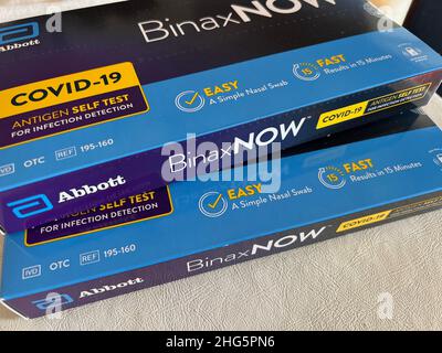 New York, Usa. 18th Januar 2022. Das Abbott BinaxNOW COVID-19 Antigen Selbsttest-Kit wird in New York ausgestellt. Die Biden-Regierung startete am Dienstag, den 18. Januar 2021, ihre Website, auf der die Amerikaner kostenlose COVID-19-Tests zu Hause beantragen können. Die Website COVIDTests.gov, war geplant, um am 19. Januar starten. Präsident Biden kündigte letzte Woche an, dass die Regierung den Auftrag auf 1 Milliarden Tests verdoppeln werde. (Foto von Samuel Rigelhaupt/Sipa USA ) Quelle: SIPA USA/Alamy Live News Stockfoto