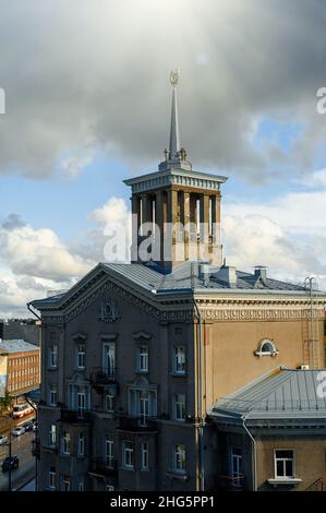 Das einzige Gebäude mit sowjetischen Symbolen in Tallinn. Stockfoto