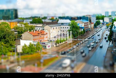 Straße mit Autos auf der Tartu mnt Straße in Tallinn. Stockfoto