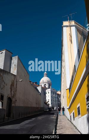 Die Stadt von einer der Straßen des Alfama-Viertels, Blick auf die Kirche Santa Engracia, Lissabon. Stockfoto