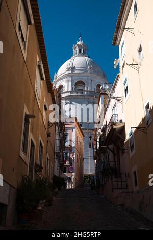 Eine der Straßen des Alfama-Viertels, die Kirche Santa Engracia, das alte Zentrum von Lissabon. Stockfoto