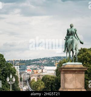 Statue des norwegischen Königs und wichtigsten Straße Karl Johans Gate führt zu den Königspalast in Oslo, Norwegen Stockfoto