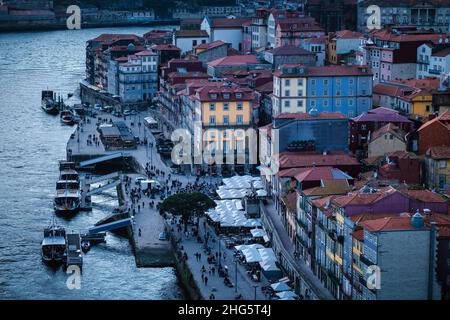 Blick auf die Ribeira am Douro-Fluss im historischen Viertel Porto, Portugal. Stockfoto