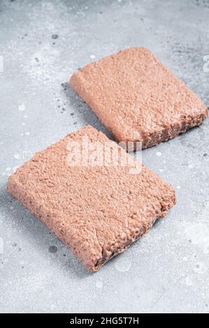 Rohes Fleisch auf pflanzlicher Basis, Lebensmittel reduzieren den CO2-Fußabdruck. Grauer Hintergrund. Draufsicht Stockfoto