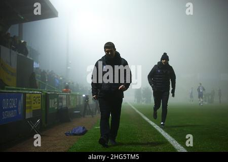 NAILSWORTH, GROSSBRITANNIEN. JAN 18th Mansfield Town Manager, Nigel Clough, macht sich auf den Weg in die Umkleidekabinen, nachdem Schiedsrichter Carl Brook das Spiel in der vierten Minute während des Sky Bet League 2-Spiels zwischen Forest Green Rovers und Mansfield Town am Dienstag, dem 18th. Januar 2022, im New Lawn, Nailsworth, beendet hat. (Kredit: Kieran Riley | MI Nachrichten) Kredit: MI Nachrichten & Sport /Alamy Live Nachrichten Stockfoto