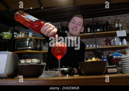 Der Barkeeper macht einen Spritz Campari Stockfoto