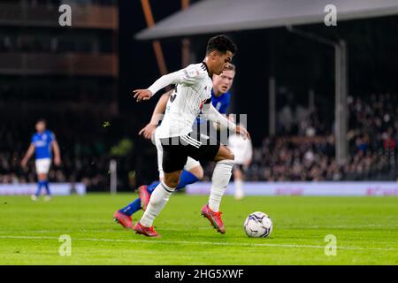 LONDON, GROSSBRITANNIEN. JAN 18th Fabio Carvalho von Fulham in Aktion während des Sky Bet Championship-Spiels zwischen Fulham und Birmingham City im Craven Cottage, London am Dienstag, den 18th. Januar 2022. (Kredit: Juan Gasparini | MI Nachrichten) Kredit: MI Nachrichten & Sport /Alamy Live Nachrichten Stockfoto