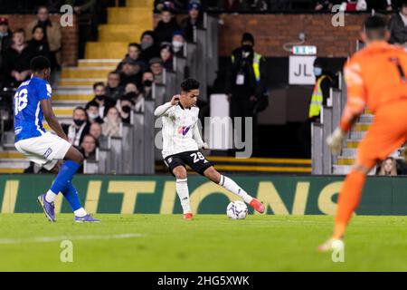 LONDON, GROSSBRITANNIEN. JAN 18th Fabio Carvalho von Fulham in Aktion während des Sky Bet Championship-Spiels zwischen Fulham und Birmingham City im Craven Cottage, London am Dienstag, den 18th. Januar 2022. (Kredit: Juan Gasparini | MI Nachrichten) Kredit: MI Nachrichten & Sport /Alamy Live Nachrichten Stockfoto