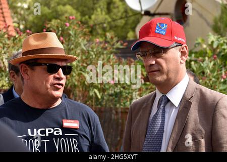 Marseille, Frankreich. 1st August 2017. Der französische Bildungsminister Jean-Michel Blanquer in roter Mütze ist bei seinem Besuch im Centre Sportif de Plein Air (UCPA) in Marseille zu sehen.der nationale Bildungsminister Jean-Michel Blanquer wird derzeit beschuldigt, erst am 2. Januar 2022 von seinem Aufenthalt auf Ibiza zurückgekehrt zu sein. Den Tag vor dem Schuljahr und trotz der besorgniserregenden gesundheitlichen Situation. Der Minister kündigte daher von den Balearen das Protokoll für Schulen an, das am nächsten Tag gelten soll. (Bild: © Gerard Bottino/SOPA Images via ZUMA Press Wire) Stockfoto