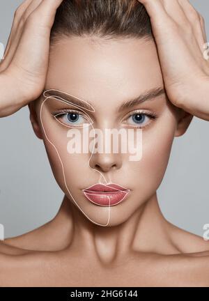 Ästhetische Kosmetologie, Gesichtspflege. Portrait einer schönen Frau mit Lifting-Linien auf der Haut Stockfoto