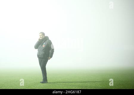 NAILSWORTH, GROSSBRITANNIEN. JAN 18th Mansfield Town Manager, Nigel Clough, telefoniert am Dienstag, den 18th. Januar 2022, als Schiedsrichter Carl Brook das Spiel der Sky Bet League 2 zwischen Forest Green Rovers und Mansfield Town auf dem New Lawn, Nailsworth, aufgrund von dichtem Nebel aussetzt. (Kredit: Kieran Riley | MI Nachrichten) Kredit: MI Nachrichten & Sport /Alamy Live Nachrichten Stockfoto