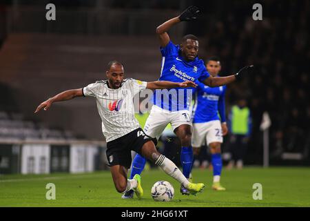 London, Großbritannien. 18th Januar 2022. Denis Odoi aus Fulham (L) wird von Jeremie Bela aus Birmingham City (R) gefoult. EFL Skybet Championship match, Fulham gegen Birmingham City im Craven Cottage in London am Dienstag, 18th. Januar 2022. Dieses Bild darf nur für redaktionelle Zwecke verwendet werden. Nur zur redaktionellen Verwendung, Lizenz für kommerzielle Nutzung erforderlich. Keine Verwendung bei Wetten, Spielen oder Veröffentlichungen in einem Club/einer Liga/einem Spieler. PIC von Steffan Bowen/Andrew Orchard Sports Photography/Alamy Live News Credit: Andrew Orchard Sports Photography/Alamy Live News Stockfoto