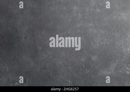 Schwarze Wand mit Struktur. Schwarzer Hintergrund mit einer deutlich sichtbaren Textur. Dunkler Hintergrund, Abstraktion, Kratzer. Stockfoto