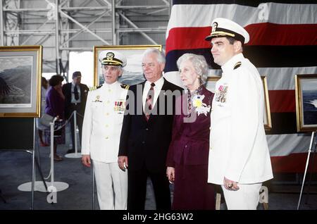 Senator Robert C. Byrd posiert für ein Foto bei der Inbetriebnahmezeremonie des nuklearbetriebenen ballistischen Raketen-U-Bootes USS WEST VIRGINIA (SSBN-736). Stockfoto