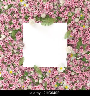 Frische Frühlingsblumen und Blätter. Kreatives Layout aus Rosen und Orchideen. Flach liegend. Naturkonzept. Grußkarte mit Blumenmuster. Hintergrund mit Papierwagen Stockfoto