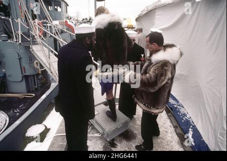 Senator Ted Stevens und seine Frau Catherine besteigen einen Schlepper nach der Inbetriebnahme des nuklearbetriebenen strategischen Raketen-U-Bootes USS ALASKA. Stockfoto