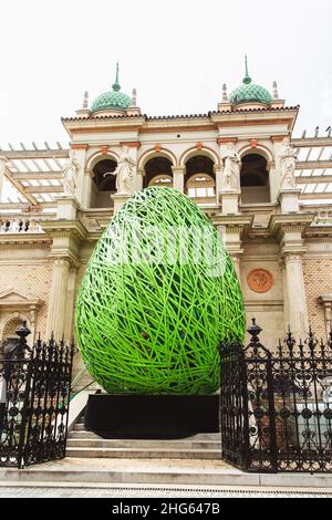 Teilnehmer des ostermarktfestes im Schlossgarten-Basar in Budapest, Ungarn. Stockfoto