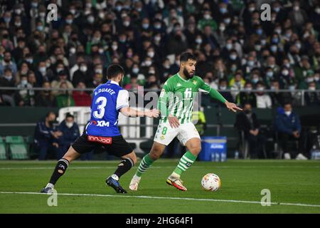 SEVILLA, SPANIEN - 18. JANUAR: Nabil Fekir #8 von Real Betis treibt den Ball während des La Liga-Spiels zwischen Real Betis und Alavés am 18. Januar 2022 im Benito Villamarín-Stadion in Sevilla, Spanien, an. (Foto von Sara Aribó/PxImages) Stockfoto