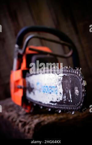 Vintage Husqvarna Kettensäge mit geringer Schärfentiefe. Stockfoto