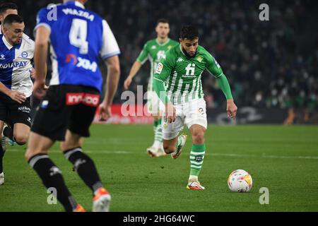 SEVILLA, SPANIEN - 18. JANUAR: Nabil Fekir #8 von Real Betis treibt den Ball während des La Liga-Spiels zwischen Real Betis und Alavés am 18. Januar 2022 im Benito Villamarín-Stadion in Sevilla, Spanien, an. (Foto von Sara Aribó/PxImages) Stockfoto