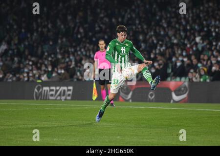 SEVILLA, SPANIEN - 18. JANUAR: Juan Miranda #33 von Real Betis kontrolliert den Ball während des La Liga-Spiels zwischen Real Betis und Alavés im Benito Villamarín Stadium am 18. Januar 2022 in Sevilla, Spanien. (Foto von Sara Aribó/PxImages) Stockfoto