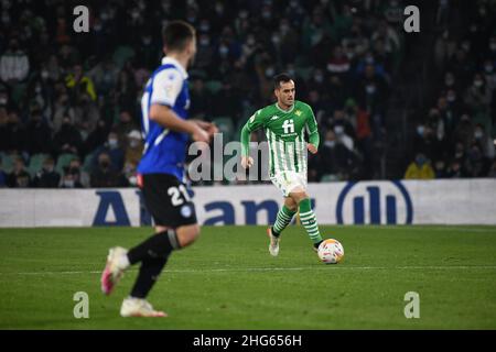 SEVILLA, SPANIEN - 18. JANUAR: Nabil Fekir #7 Juanmi von Real Betis treibt den Ball während des La Liga-Spiels zwischen Real Betis und Alavés im Benito Villamarín Stadium am 18. Januar 2022 in Sevilla, Spanien. (Foto von Sara Aribó/PxImages) Stockfoto