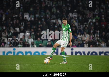 SEVILLA, SPANIEN - 18. JANUAR: Edgar Gonzalez #3 Edgar Gonzalez von Real Betis treibt den Ball während des La Liga-Spiels zwischen Real Betis und Alavés im Benito Villamarín Stadium am 18. Januar 2022 in Sevilla, Spanien. (Foto von Sara Aribó/PxImages) Stockfoto