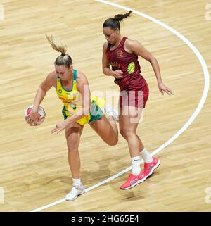 Die Engländerin Laura Malcolm und der Australier Jamie Lee Price beim Netball Quad Series-Spiel in der Copper Box Arena, London. Bilddatum: Dienstag, 18. Januar 2022. Stockfoto