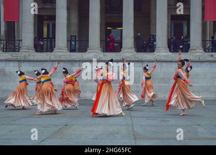 London, Großbritannien. 18th Januar 2022. Mitglieder des University College London (UCL) Chinese Student Society inszenieren eine Tanzvorstellung vor der National Gallery am Trafalgar Square. Kredit: SOPA Images Limited/Alamy Live Nachrichten Stockfoto