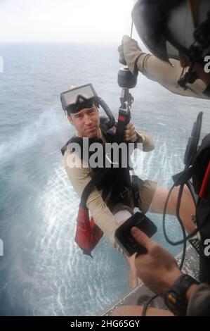 Gregory Ott, Senior Chief Naval Aircrewman (Hubschrauber), ein Such- und Rettungsschwimmer (SAR), der dem Helicopter Sea Combat Squadron (HSC) 6 zugewiesen wurde, bereitet sich auf 130817 vor Stockfoto