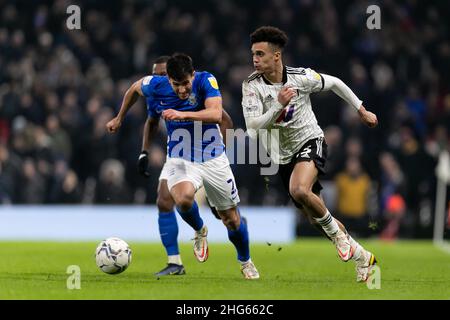 LONDON, GROSSBRITANNIEN. JAN 18th Antonee Robinson von Fulham in Aktion während des Sky Bet Championship-Spiels zwischen Fulham und Birmingham City im Craven Cottage, London am Dienstag, den 18th. Januar 2022. (Kredit: Juan Gasparini | MI Nachrichten) Kredit: MI Nachrichten & Sport /Alamy Live Nachrichten Stockfoto