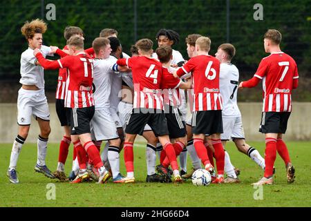 Swansea, Wales. 18. Januar 2022. Ein Melee zwischen beiden Teams während des Spiels der Professional Development League zwischen Swansea City unter 18s und Sheffield United unter 23s Jahren an der Swansea City Academy in Swansea, Wales, Großbritannien, am 18. Januar 2022. Quelle: Duncan Thomas/Majestic Media. Stockfoto