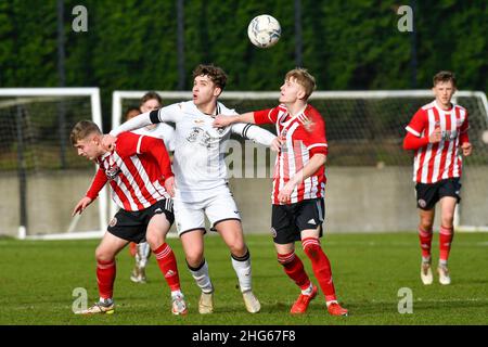 Swansea, Wales. 18. Januar 2022. Iwan Morgan aus Swansea City unter 18s kämpft am 18. Januar 2022 in der Swansea City Academy in Swansea, Wales, Großbritannien, um den Besitz mit zwei Spielern von Sheffield United unter 18 Spielern unter 18s Jahren während des Spiels der Professional Development League zwischen Swansea City unter 23s und Sheffield United unter. Quelle: Duncan Thomas/Majestic Media. Stockfoto