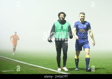 NAILSWORTH, GROSSBRITANNIEN. JAN 18th die Spieler von Mansfield Town kehren nach der Entscheidung des Schiedsrichters Carl Brook, das Spiel der Sky Bet League 2 zwischen Forest Green Rovers und Mansfield Town am Dienstag, den 18th. Januar 2022, im New Lawn, Nailsworth, aufgrund von dichtem Nebel auszusetzen, in die Umkleidekabinen zurück. (Kredit: Kieran Riley | MI Nachrichten) Kredit: MI Nachrichten & Sport /Alamy Live Nachrichten Stockfoto